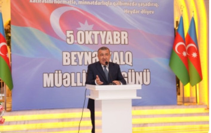 Xətai rayonunda Beynəlxalq Müəllimlər Günü münasibətilə “Zirvəyə Aparan İşıq” adlı tədbir keçirilib.